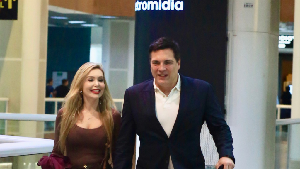 Rara aparição! Daniel Boaventura surge com a namorada em aeroporto