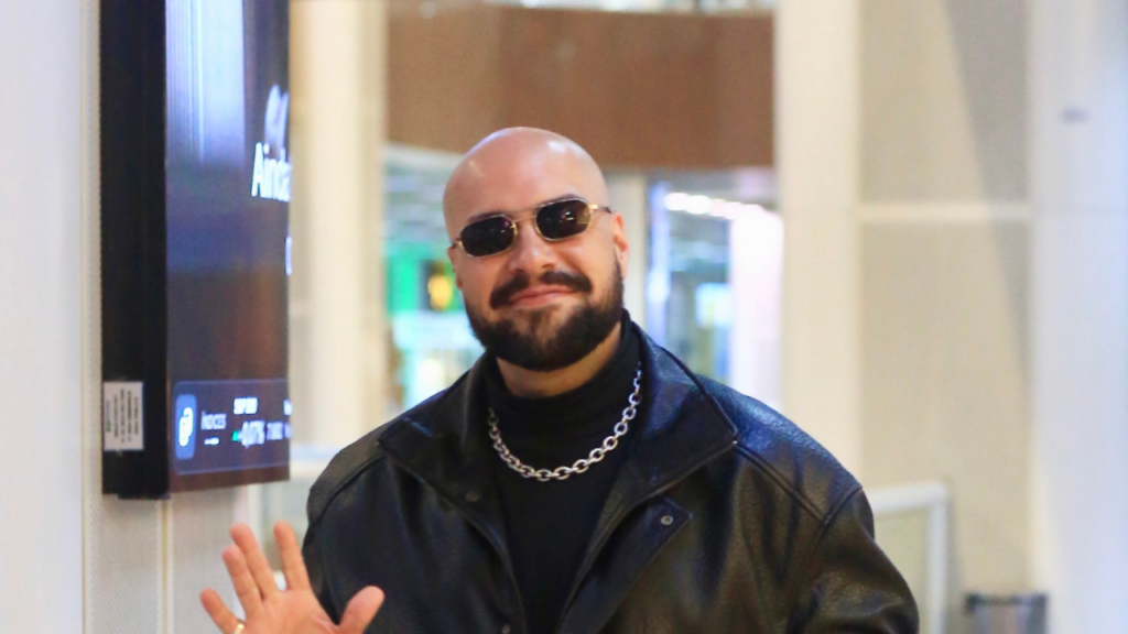 Tiago Abravanel é visto no Aeroporto Santos Dumont – RJ