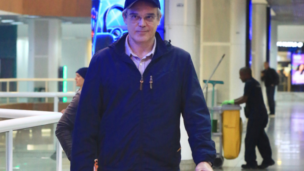 Dalton Vigh é flagrado em aeroporto no Rio