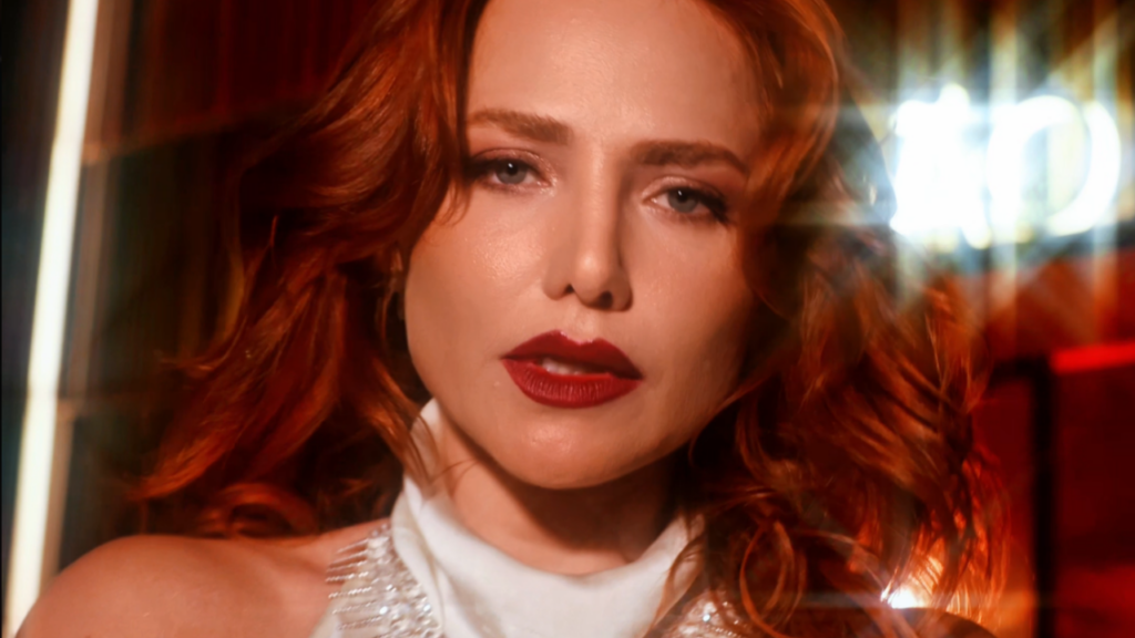 Letícia Colin surge ruiva e surpreende: o que está por trás da mudança de visual?